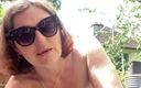 Rachel Wrigglers: Tự sướng ngực trần trong khu vườn rất lộ liễu...