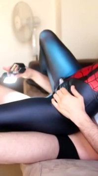 Spidergirl muốn xuất tinh trên mặt zentai