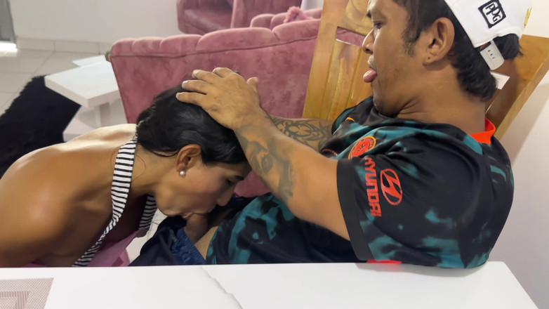 Manolito sex: Dick cüce, büyük kıçlı MILF'i yok eder ve onu sütle...