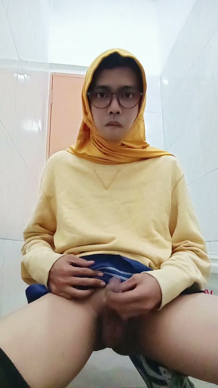 MaureenNadh: Hijab asiatico effeminato si masturba in pubblico nel bagno dell'ufficio