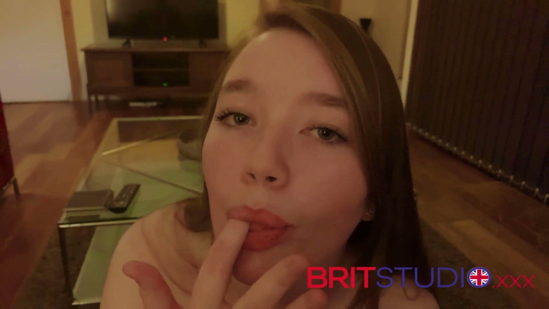 Brit Studio: Người Anh 18 tuổi thổi kèn ướt át &amp; bú vú