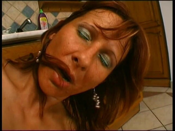 My MILF: 幸運な隣人が、隣に住んでいる成熟した赤毛の女性から塩を借りるために来ました