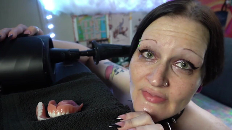 GothBunny6669: Goth schlampe zieht zähne für schlampigen gesichtsfick von maschine raus