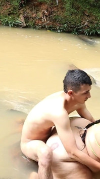 Chàng trai cho tôi tinh dịch của anh ấy ngoài trời