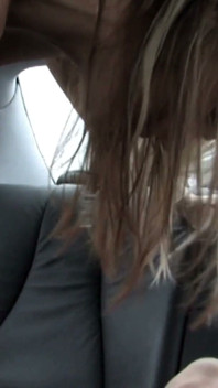 Julia ligt in de auto terwijl cuckold er niet is