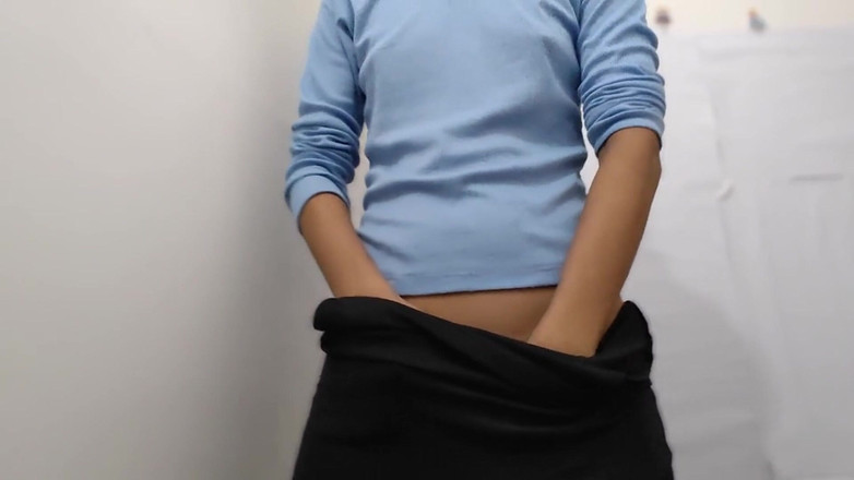 desigirl93: Une jolie fille excitée en jupe courte excitée