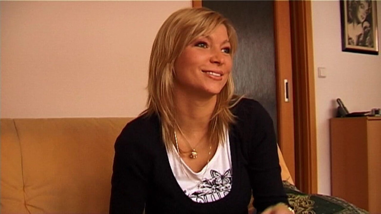 Bitch hunter: Napalona blondynka MILF uśmiecha się uwodzicielnie gotowa na brudną zabawę