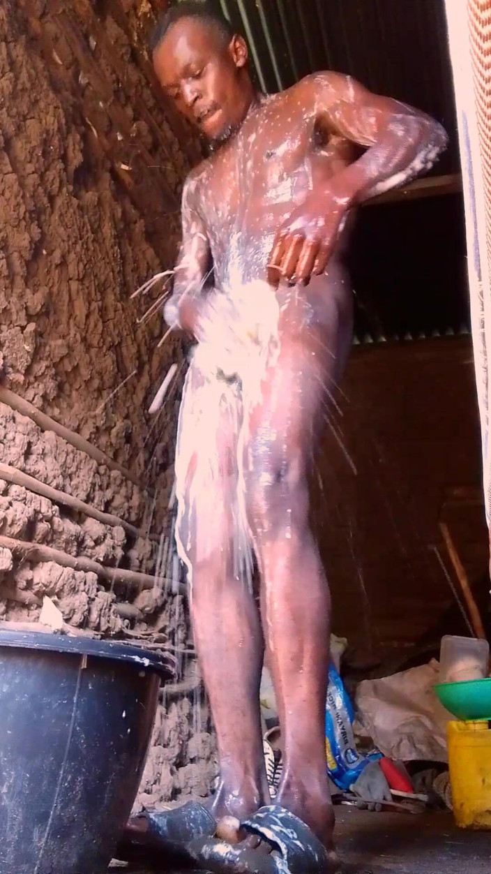 HWillovahh: Schwules junge Badezimmer im schlammhaus nach einem tag ging mit...