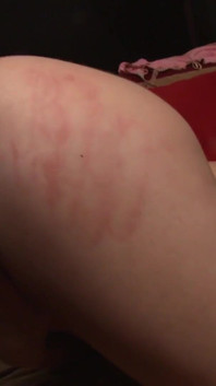 Chica sexy con mucho deseo de follar cuenta las aventuras de su coño caliente