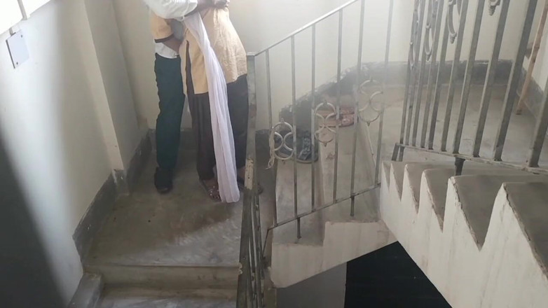 Fantacycutting: chhaatra ne kolej sirij men apni klas tichar ke saath...