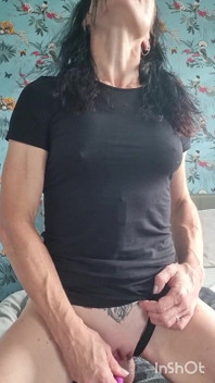 Cewek sange ini lagi asik muasin memeknya pakai dildo sampai muncrat sampai muncrat banyak banget!