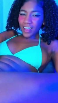 La ragazza mora fa uno spettacolo di sgrillettamento intenso fino a quando non viene