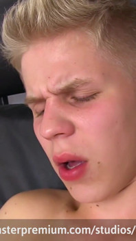 Blonďatá teenagerka si hraje s pulzujícím tvrdým klukem