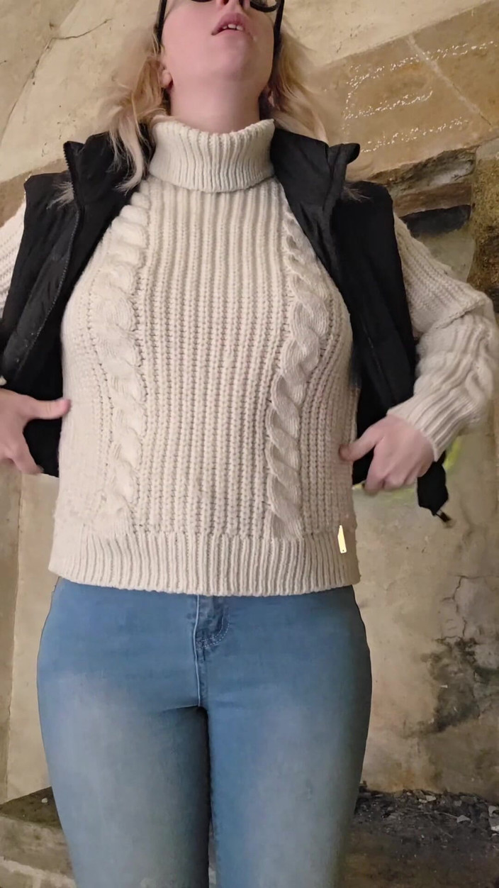 GIULIANA_OFFICIEL: Terk Edilmiş Bir Evde Büyük Bir Küçük Hayvan