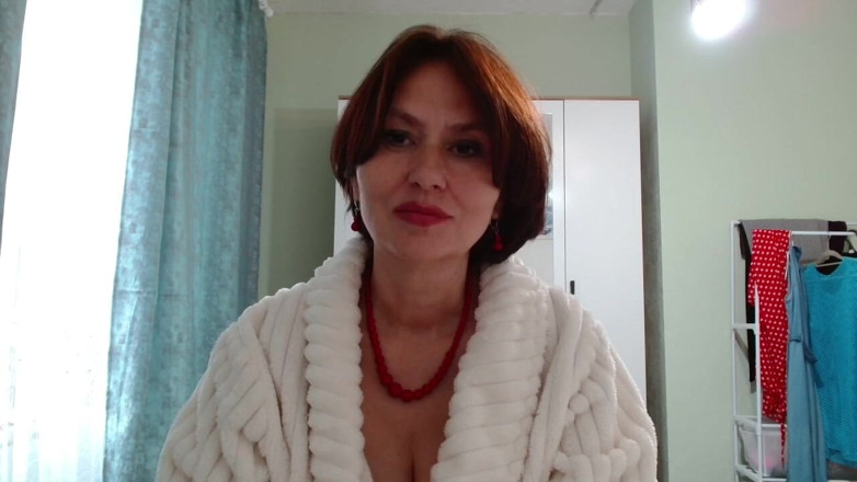 ANGELA_LADY: 침실 바닥에서 오줌 싸는 발 뒤꿈치의 미녀
