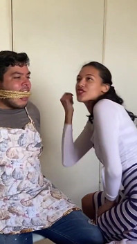 Punition humiliante du bâillon femdom pour son copain esclave pulpeux