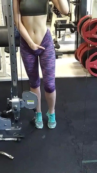 Aproape prinsă în sala de sport în timpul ejaculării