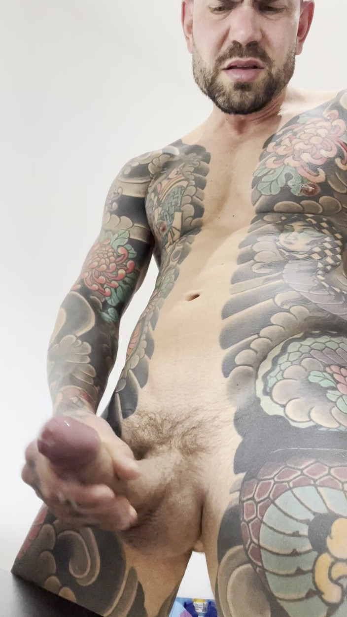 Juan Lucho Gay: Paillis Dans Le Bureau D’un Garçon Musclé