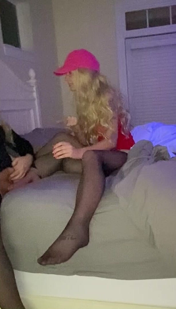MadisonCD2025: Teściowa i Crossdressing mężulek w łóżku w bieliźnie, pończochach i żona opowiada...