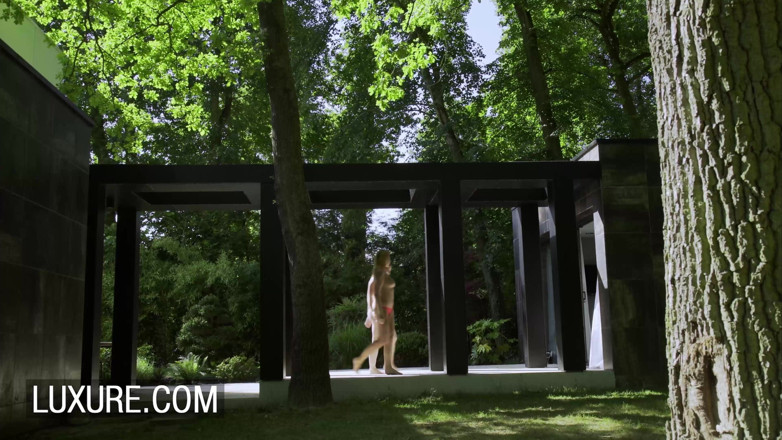 Luxure: Anna Polina dan Amarna Miller dalam pesta kolam