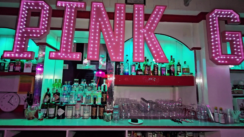 Ferrero anal experience: Heiße brünette wird von einer jungen blondine in einem swingerclub...