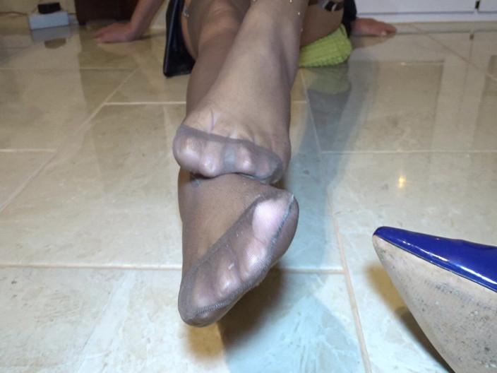 corynanylon: Vestido de couro de meias de nylon marrom