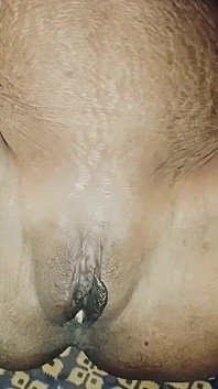 Si gadis sange ini lagi asik berbaring sendirian dan bosan waktu david muncrat di memeknya