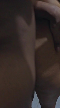 Mon demi-frère entre dans la salle de bain et me baise