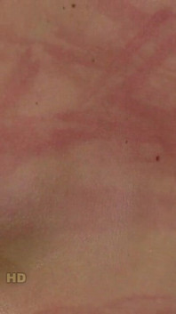 Полицейский Tyron хлестание груди