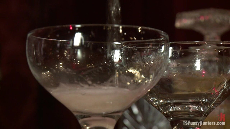 TS Pussy Hunters by Kink: Slavná Vaniita prolomila amatérskou dívku v koupelně ozdobného baru