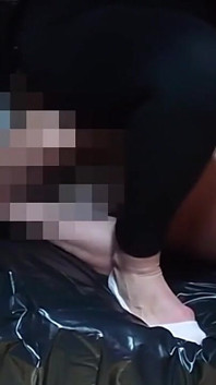 Kali ini saya tidak mempunyai belas kasihan untuk hamba saya. Saya membawa zakar kecilnya keluar dari seluarnya dan mengikatnya