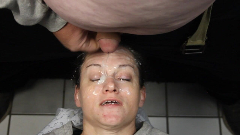 Dirty Dees: Je vzadu a její obličej je pokryt velkým množstvím ořechů