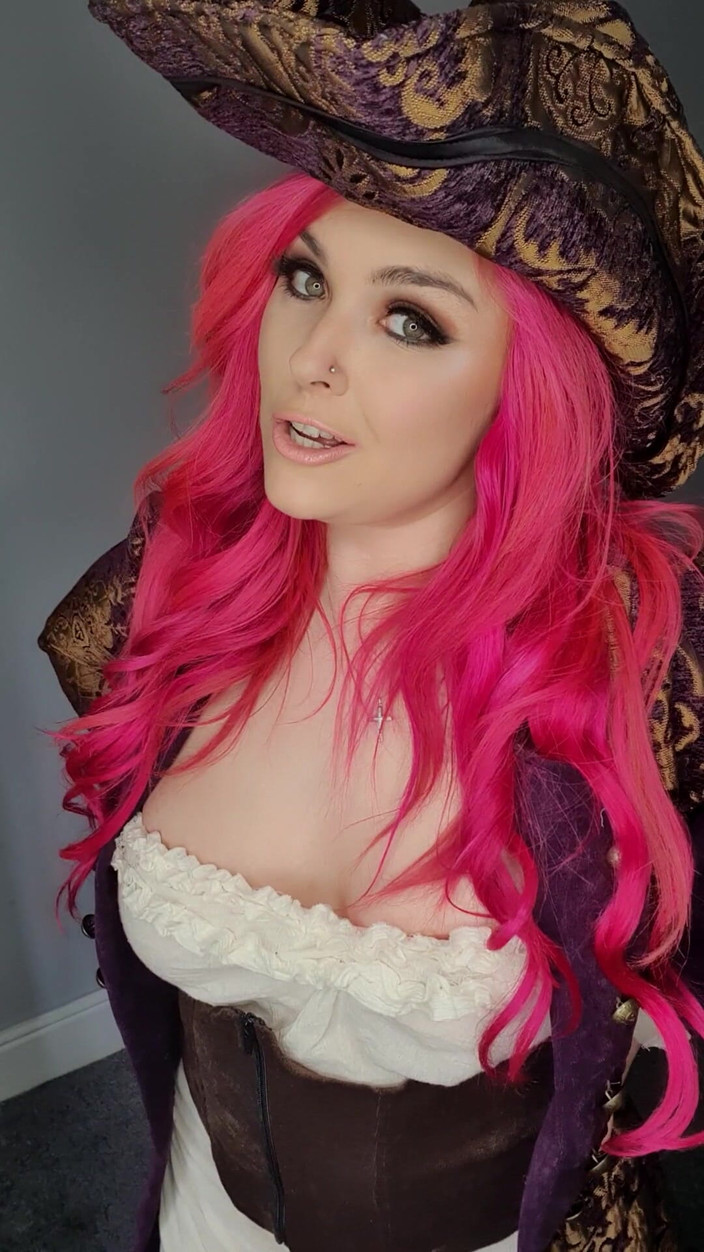 Mandy Foxxx: Sumisa puta pirata desesperada por servir a su capitán