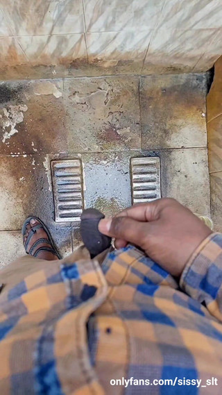 Sissy Bisexual: Meando en common place y mostrando una pequeña polla en...