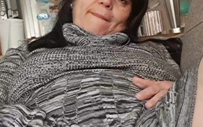 Mommy big hairy pussy: Patrząc pod sukienkę, owłosiona cipka jest mokra