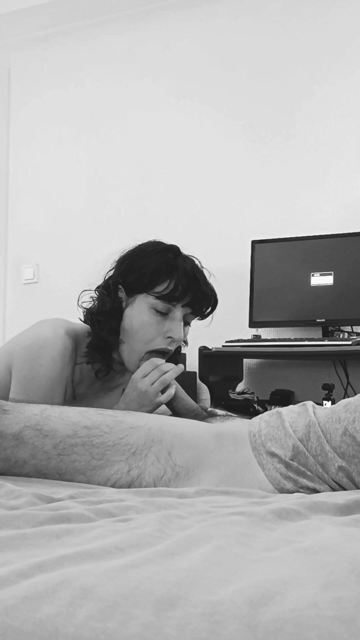 Akasha7: Succhiare il cazzo prima di andare a letto mi lascia...