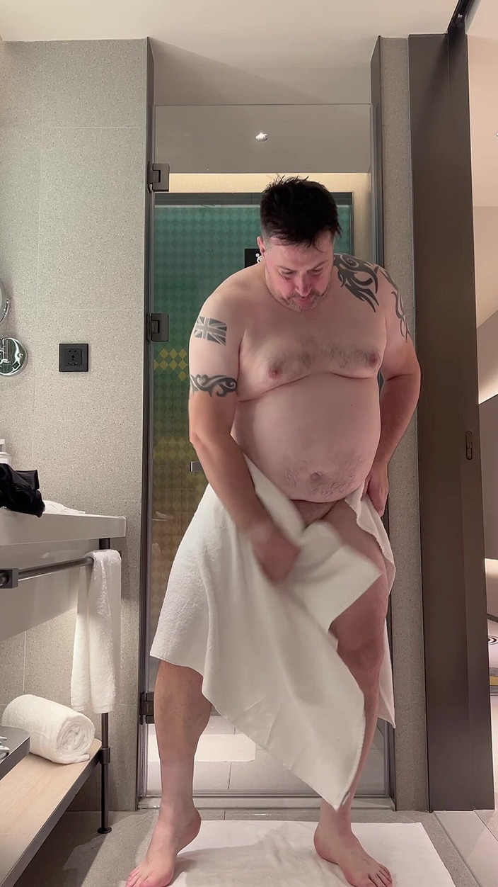 uktattooedchub74: 胖乎乎的家伙洗澡