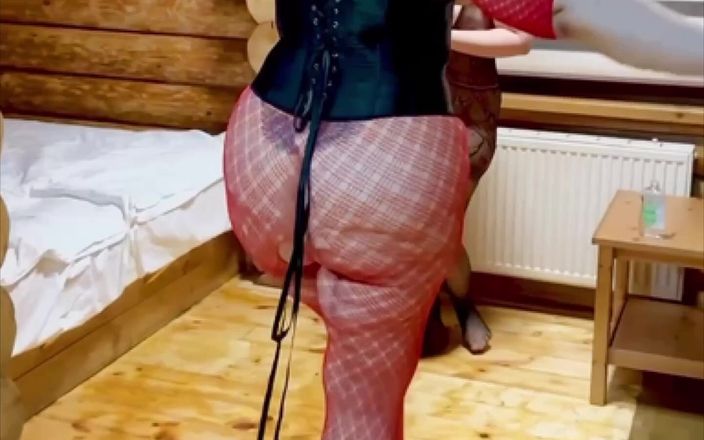 KarmenMilf: 继母和她的继女离开小屋，操她们的大屁股并舔深阴户