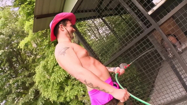 DPSLUTS: Nenasytná brunetka MILF bere dva hřebce u bazénu