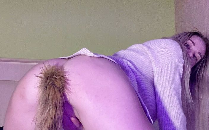 My bf cuckold: Sevimli kız tilki kuyruklu anal tıkaçla oynuyor