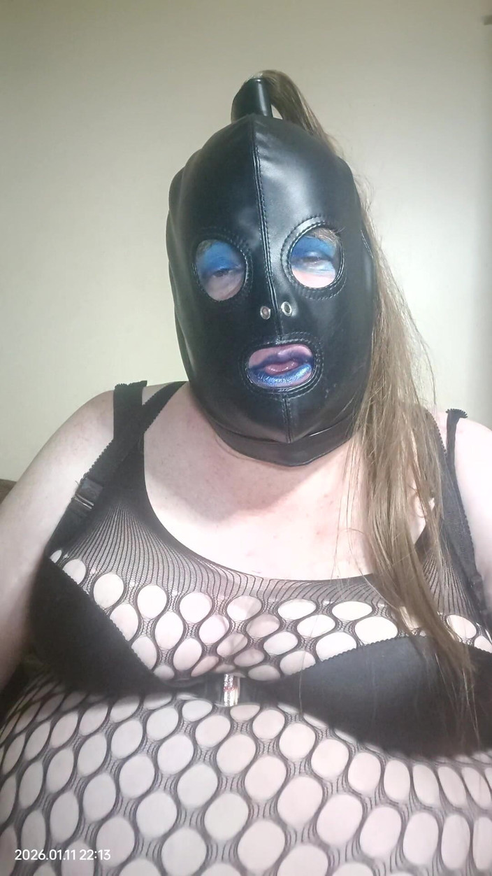 Stephanie-Nicole-TV: 胖美女电视抽烟并谈论我的2026计划