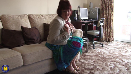 Mature Solo NL: Naughty GILF is rubbing and toying her snatch