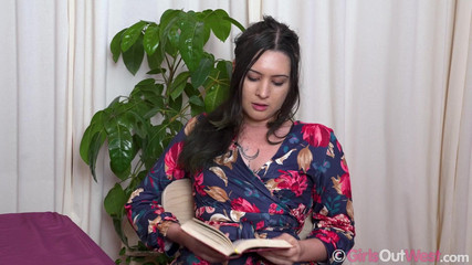 Girls Out West: Koyu saçlı ateşli kız külotunu bir kenara çekiyor ve ıslak amını parmaklıyor