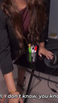 Deze stiefmoeder is een milf in haar hete kont die haar baas neukt op kantoor.