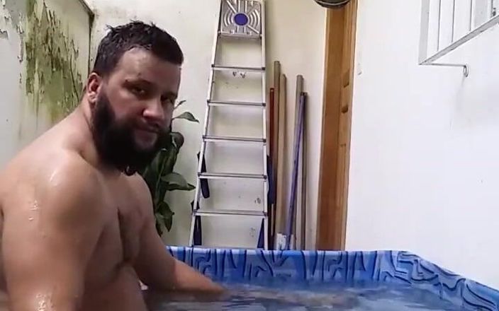 Breno garcia: Chi vuole unirsi a me nella mia piscina di plastica?