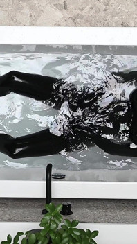 Latexdoll Dans La Baignoire