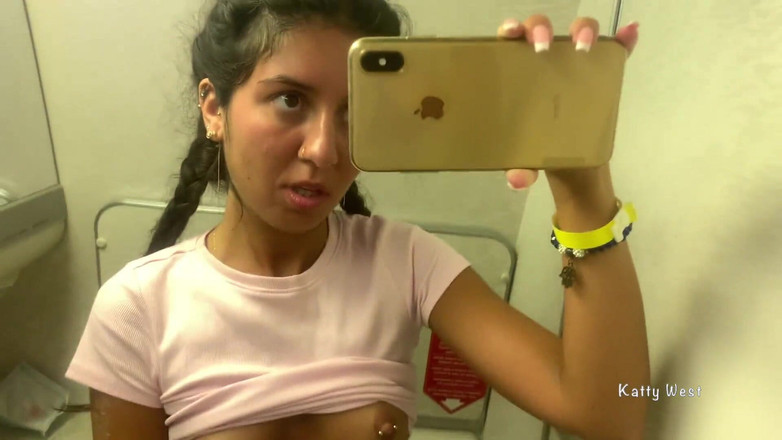 Katty West: Divertirsi in bagno pubblico