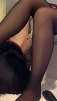 Meu Escravo É Tão Submisso a Mim Que Lambe Os Pés E Chupa