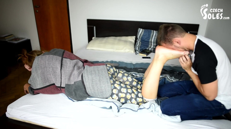 Czech Soles - foot fetish content: Eccitata dai suoi grandi piedi nudi in faccia