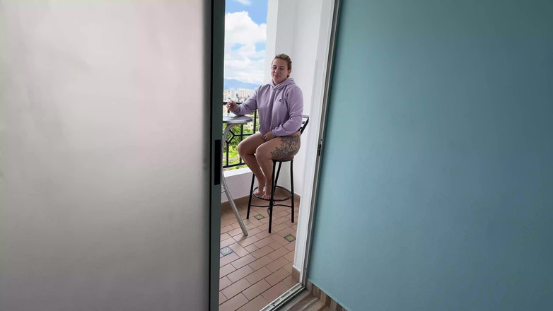 KerentSleen: Můj nadržený nevlastní bratr masturbuje, zatímco mě špehuje a šuká mě svým...